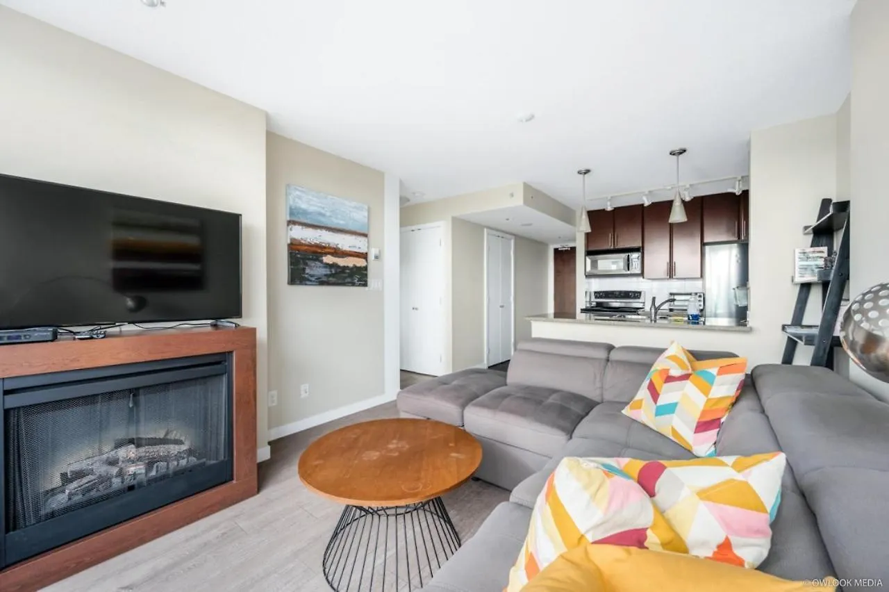Explore Vancouver Downtown From Luxury 1 Bed/Bath