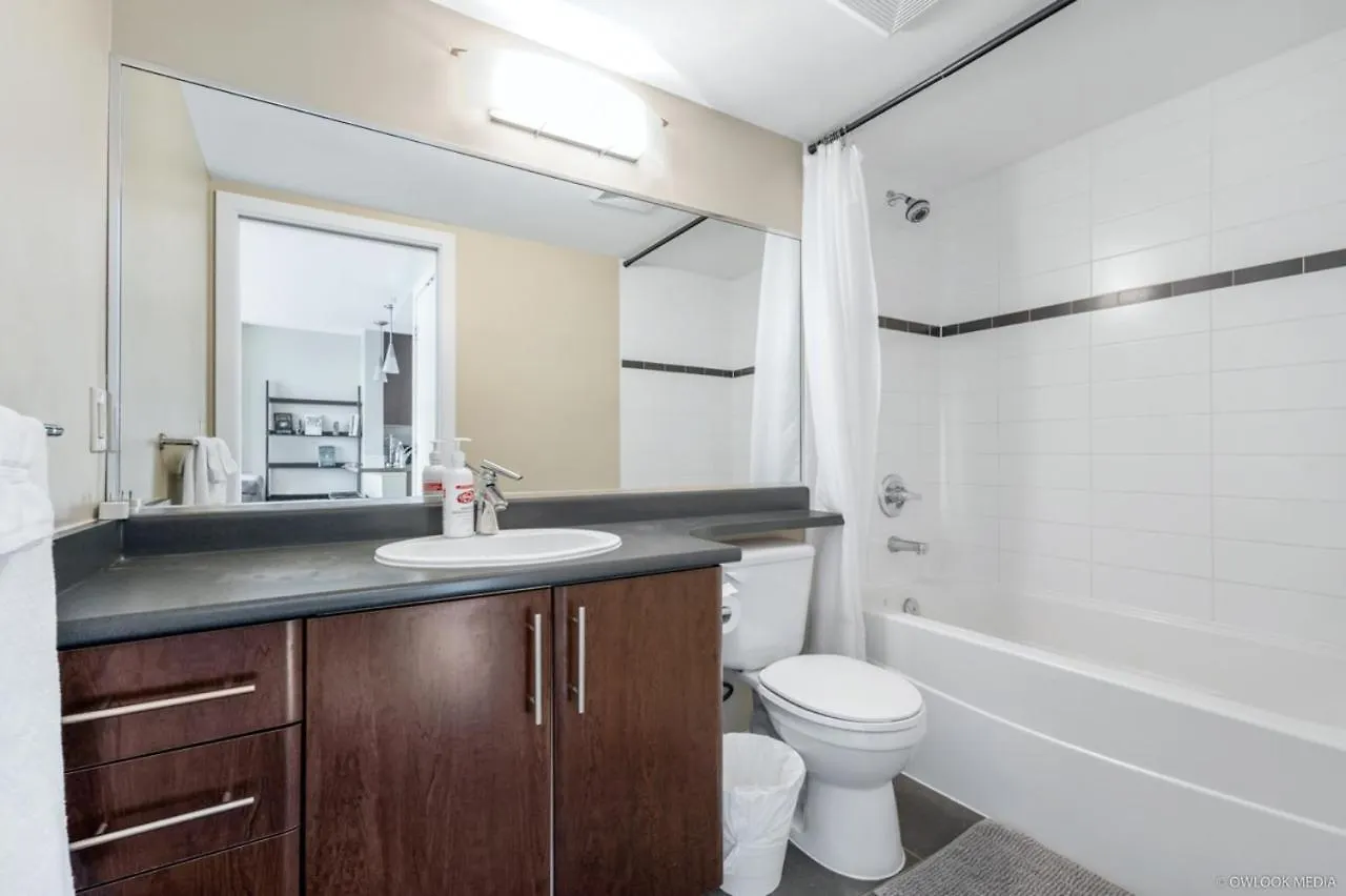 Explore Vancouver Downtown From Luxury 1 Bed/Bath